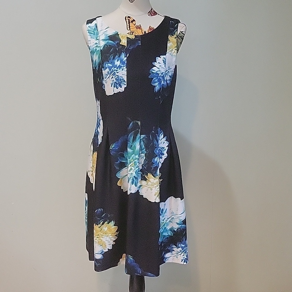 CALVIN KLEIN floral sleeveless dress with pockets.  Zips up the back.  Size 8.
